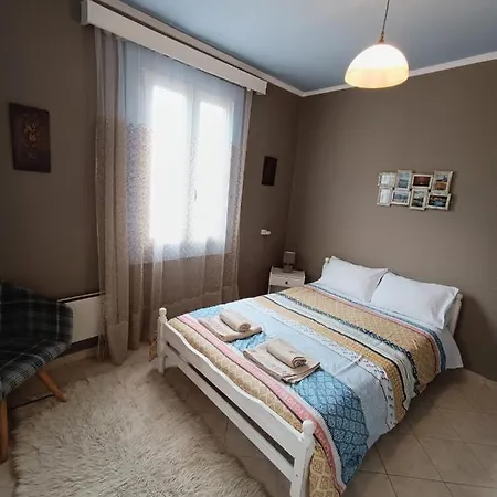Penelope's Street Old House Apartment
